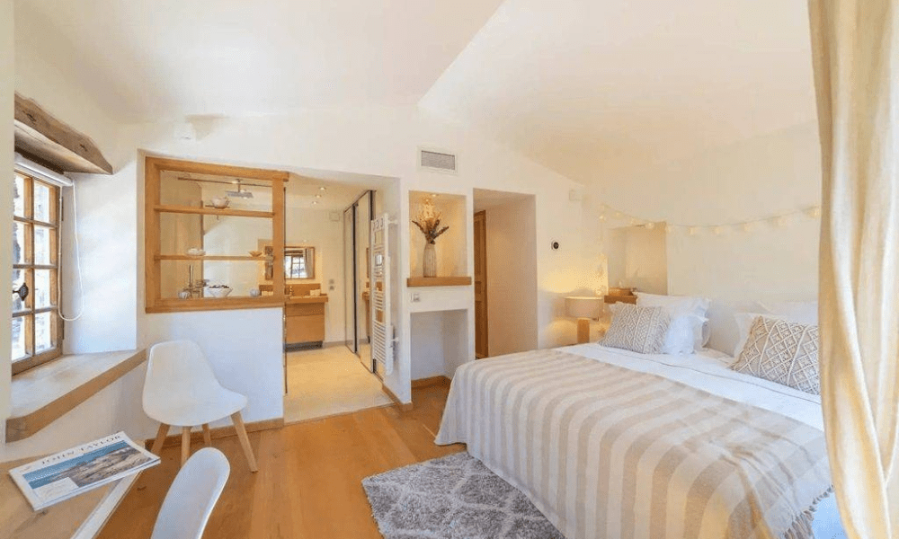 Guest bedroom with classic furnishings and garden view